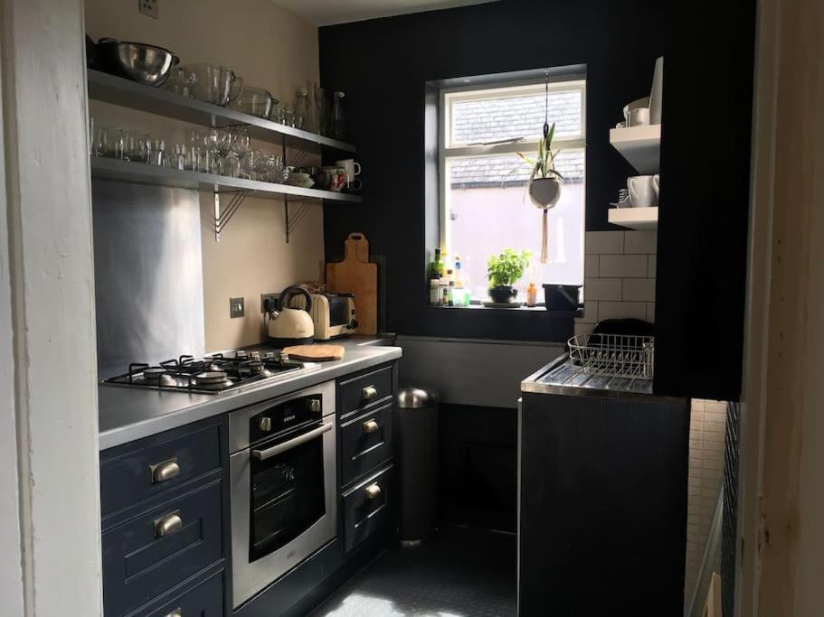Stylish Two Large Double Bedroom House In Central Harrogate With On Street Parking ภายนอก รูปภาพ